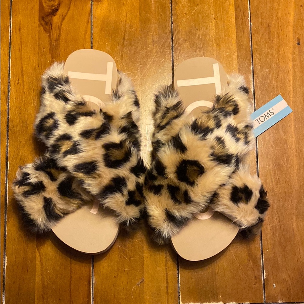 NWT. TOMS Faux Fur Sandals with Animal Print